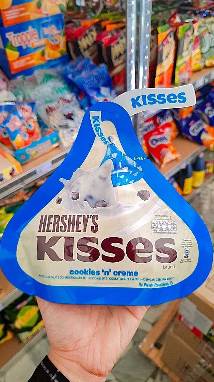 Hershey's Kisses cookies 'n' creme chocolate